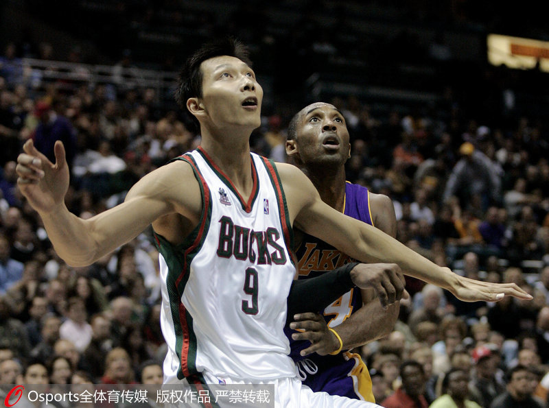 曾效力密爾沃基雄鹿隊的中國球員易建聯和科比在比賽中