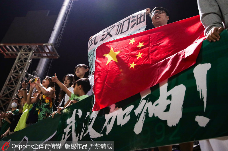 2020年2月18日，2020年亞冠聯賽小組賽E組，清萊聯vs北京國安，球迷打出標語“武漢加油”