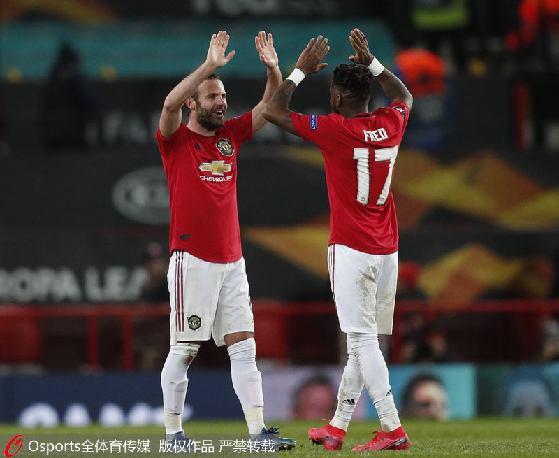 曼聯隊員慶祝勝利