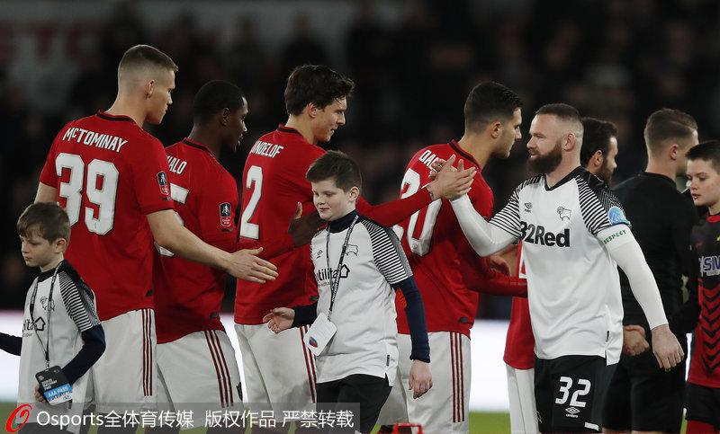 雙方賽前握手致意