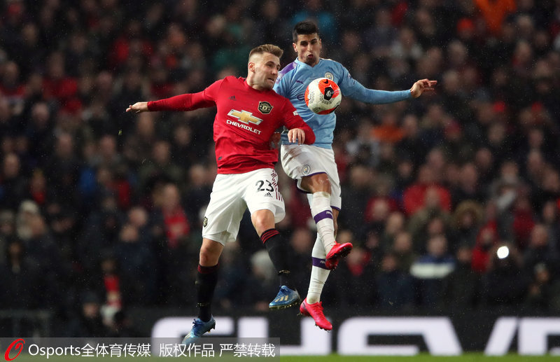 肖與坎塞洛爭搶頭球