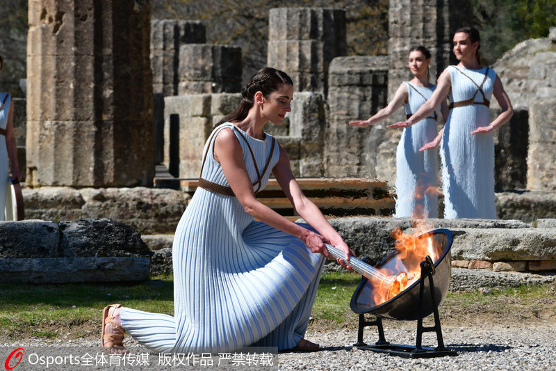 扮演女祭司的希臘知名女演員克桑西·喬治烏利用太陽光線和凹面鏡完成聖火採集