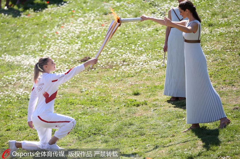 珊提·格奧爾吉烏把火炬傳遞給第一位火炬手——安娜·科拉卡基