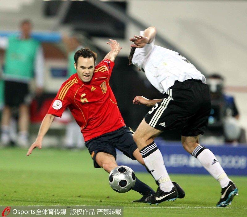 2008歐洲杯決賽，西班牙1-0德國。伊涅斯塔擺脫對方防守。