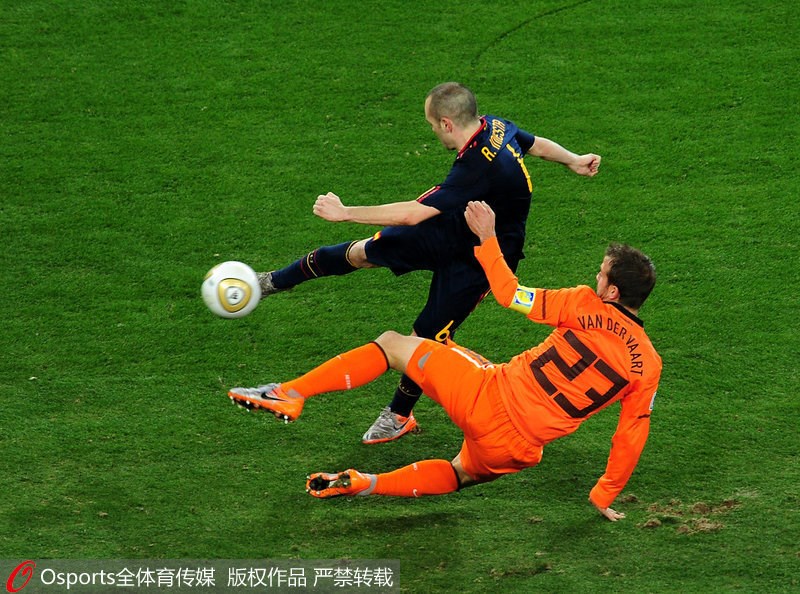 2010世界杯決賽，荷蘭0-1西班牙。伊涅斯塔在加時賽結束前攻入絕殺進球。圖為伊涅斯塔觸球瞬間。
