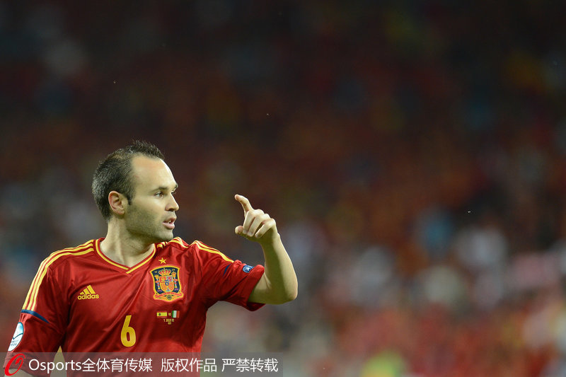 2012歐洲杯決賽，西班牙4-0意大利。伊涅斯塔在比賽中梅開二度。