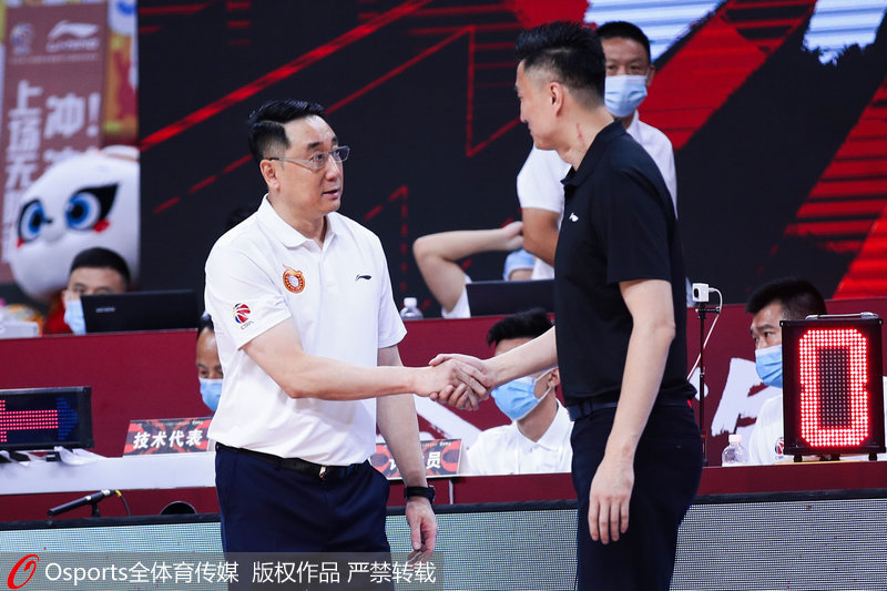 山西男籃主教練王非與廣東男籃主帥杜鋒賽后握手致意