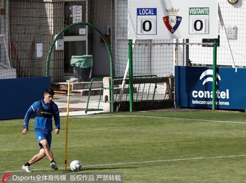 6月10日，西班牙甲級聯賽奧薩蘇納隊球員在球場訓練尋找腳感。