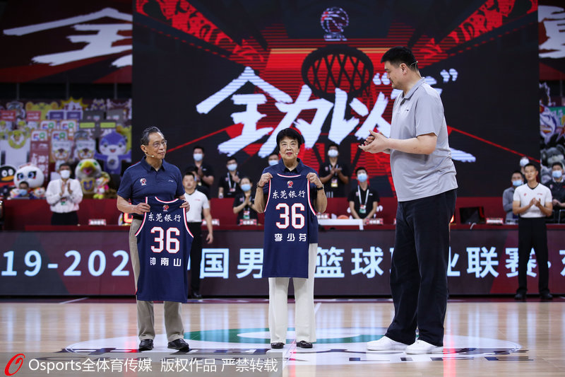 鐘南山夫婦展示廣東宏遠隊紀念球衣。