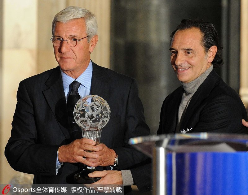2011年12月6日，2011年首屆“意大利足球名人堂”頒獎典禮在意大利佛羅倫薩舉行。裡皮捧起獎杯。