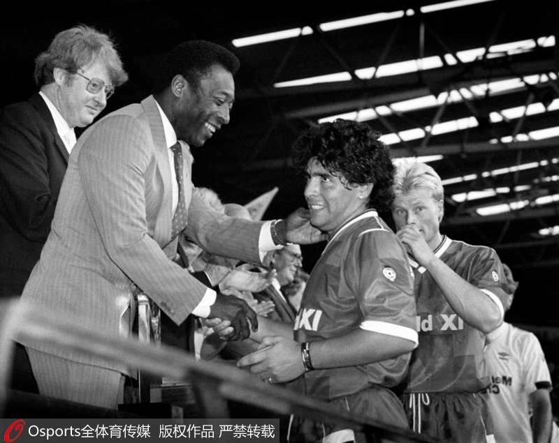 1987年8月8日，馬拉多納在倫敦溫布利舉行百年經典比賽后，與貝利親切握手。