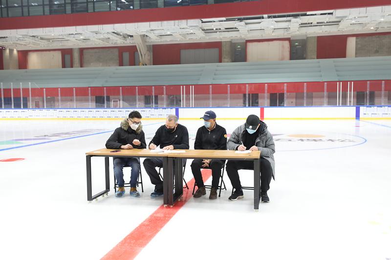 北京冬奧組委組織的專家簽署驗收文件。人民網 馬翼攝
