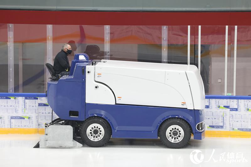 主制冰師多恩·莫法特駕駛澆冰車進行驗收。人民網 馬翼攝
