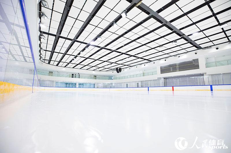 場館北側擴建的冰球訓練館。人民網記者 張志強攝