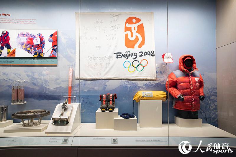 在珠峰點燃的北京奧運會火炬等相關紀念品。人民網記者 張志強攝