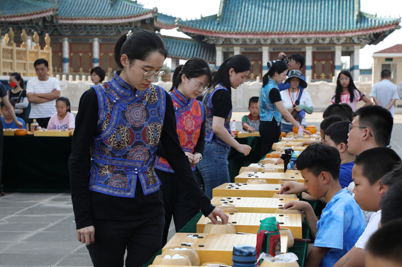 眾棋手在鄂爾多斯文化產業園區內下指導棋。