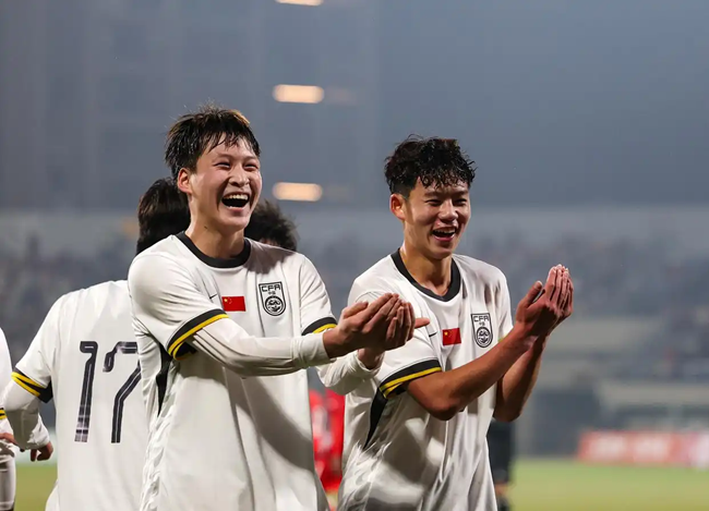 中國隊球員張伯霖（前左）在比賽中進球后與隊友慶祝。新華社記者 黃偉攝