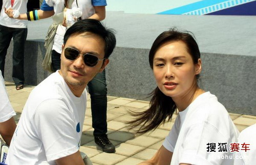 朱茵与张智霖参加公益活动